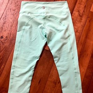 BuffBunny Aqua Crop Leggings